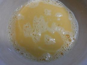 鸡蛋打成蛋液，加盐和适量的温水搅拌均匀，撇去泡沫