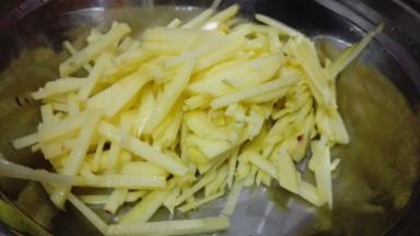 土豆去皮洗净，切成丝，放入水中浸泡