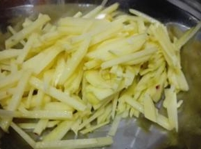 土豆去皮洗净，切成丝，放入水中浸泡