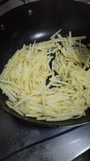 倒入土豆丝翻炒均匀