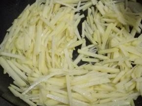 倒入土豆丝翻炒均匀
