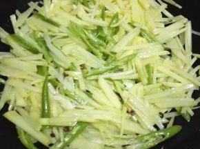 待土豆丝断生倒入青椒翻炒