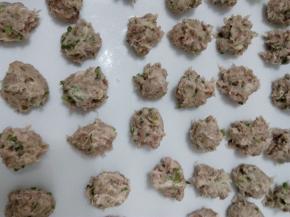 肥瘦猪肉剁成肉馅，加葱花、盐、酱油和少许食用油，拌匀后手搓成丸子状