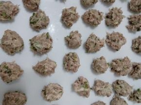 肥瘦猪肉剁成肉馅，加葱花、盐、酱油和少许食用油，拌匀后手搓成丸子状