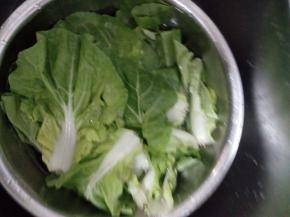 小白菜手撕成片，洗净后备用