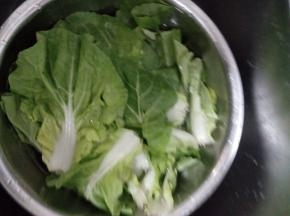 小白菜手撕成片，洗净后备用
