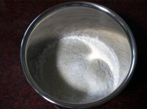 粘米粉，白糖和水混合搅拌均匀