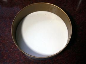 将搅拌后的浆汁倒入锅中，小火边煮边搅拌，直至浆汁粘稠，而后冷却至35度左右