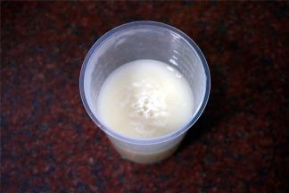 酵母加泡打粉和15ml水，搅拌均匀后倒入冷却的浆汁中，静置1-2小时发酵，发酵后加油搅拌均匀