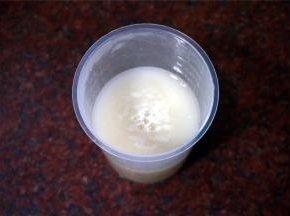 酵母加泡打粉和15ml水，搅拌均匀后倒入冷却的浆汁中，静置1-2小时发酵，发酵后加油搅拌均匀