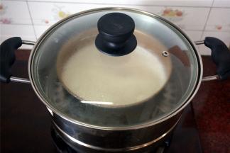 把浆汁倒入蒸锅中，大火蒸20-30分钟左右，蒸好后冷却至Q弹即可食用