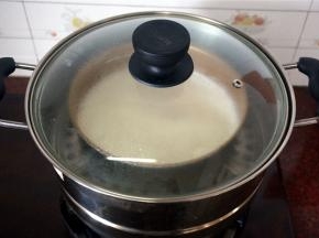 把浆汁倒入蒸锅中，大火蒸20-30分钟左右，蒸好后冷却至Q弹即可食用