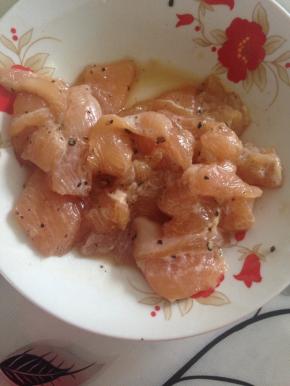鸡胸肉切丁，加入淀粉、盐、鸡精、料酒抓匀，撒上黑胡椒拌匀，放入冰箱冷藏半小时