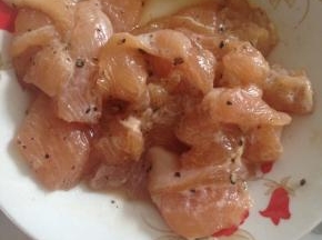 鸡胸肉切丁，加入淀粉、盐、鸡精、料酒抓匀，撒上黑胡椒拌匀，放入冰箱冷藏半小时