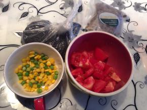 青豆和玉米入水里焯一下，到青豆熟了就起锅 ；西红柿切丁，生菜洗净后切或者手撕成小片或丝