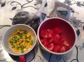 青豆和玉米入水里焯一下，到青豆熟了就起锅 ；西红柿切丁，生菜洗净后切或者手撕成小片或丝