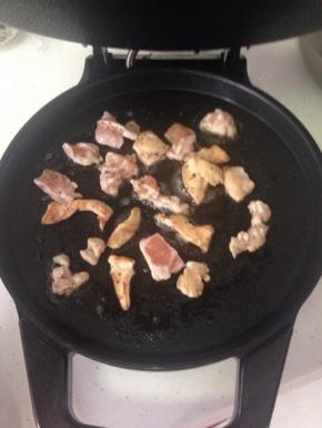 将鸡胸肉从冰箱中取出，锅中加橄榄油，放入腌制好的鸡胸肉，煎至两面金黄后出锅