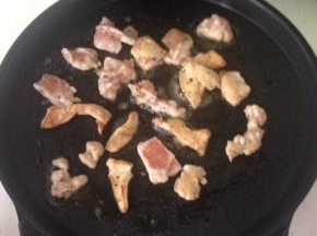 将鸡胸肉从冰箱中取出，锅中加橄榄油，放入腌制好的鸡胸肉，煎至两面金黄后出锅