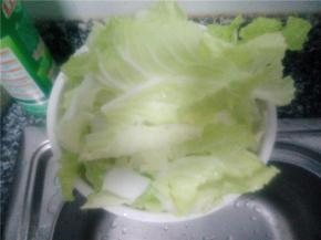 白菜洗净沥干，手撕成块