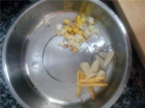 生姜和大蒜切片备用