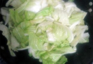 锅中少油，油热后爆香葱蒜，把白菜倒入锅中翻炒