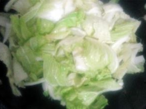 锅中少油，油热后爆香葱蒜，把白菜倒入锅中翻炒