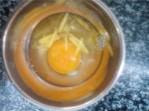 鸡蛋打散，加姜丝和少许盐搅匀