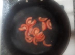 炒锅加热，放上切好的西红柿片翻炒