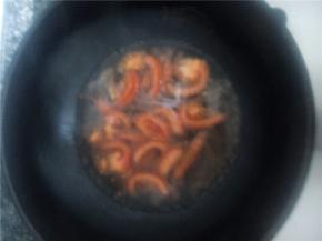 西红柿炒融后加适量清水，加盖煮开