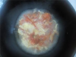 煮开后倒入打散的蛋液，搅成蛋花状，放盐调味出锅