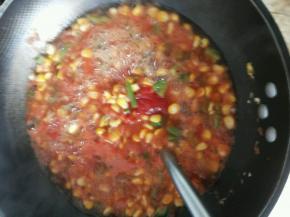 加入适量番茄酱，少许盐和鸡精调味，装盘出锅