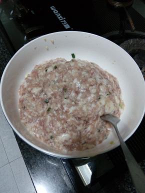 猪肉洗净去皮剁成馅，与蒜末、葱末、食盐调和成肉馅