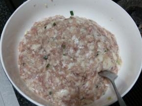 猪肉洗净去皮剁成馅，与蒜末、葱末、食盐调和成肉馅