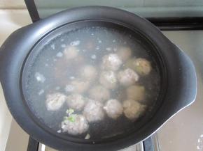 锅中煮水，用手把肉馅挤成肉丸，水开后把肉丸放入锅中大火煮