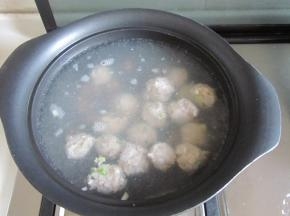 锅中煮水，用手把肉馅挤成肉丸，水开后把肉丸放入锅中大火煮