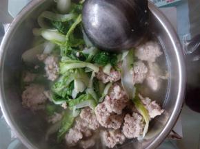 肉丸快煮熟的时候放入白菜，煮好后出锅