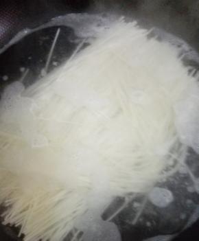 倒入生抽，老抽和白糖，小火翻炒均匀，熬煮到起小泡泡的时候就可以关火了，炒锅放水烧开，放入挂面煮熟之后，捞出放入冷水中冲一下，挂面控干水分之后放入碗中，淋上葱油和葱花，吃的时候搅拌均匀就可以了