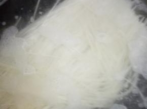 倒入生抽，老抽和白糖，小火翻炒均匀，熬煮到起小泡泡的时候就可以关火了，炒锅放水烧开，放入挂面煮熟之后，捞出放入冷水中冲一下，挂面控干水分之后放入碗中，淋上葱油和葱花，吃的时候搅拌均匀就可以了