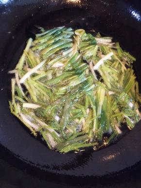 海米冲洗干净，用温水泡软，小葱洗净之后切成小段，锅内放适量的油，油热之后放入葱段中火炒出葱香味，将葱叶捞出留下葱油