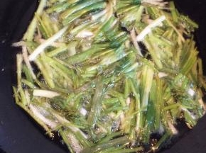 海米冲洗干净，用温水泡软，小葱洗净之后切成小段，锅内放适量的油，油热之后放入葱段中火炒出葱香味，将葱叶捞出留下葱油