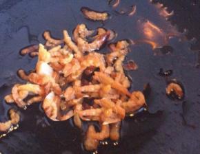 将泡好的海米放入葱油中，放入少许的料酒小火炒出香味