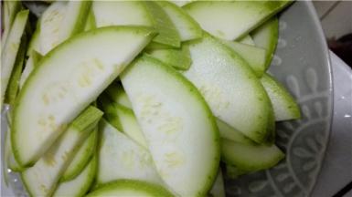 西葫芦切成两半，切成薄片待用