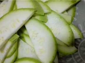 西葫芦切成两半，切成薄片待用