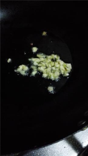 鸡蛋打成蛋液，加少许的料酒和清水搅拌均匀，炒锅放油，油热之后放入蛋液煎成半凝固的状态盛出。