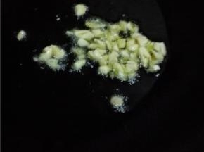 鸡蛋打成蛋液，加少许的料酒和清水搅拌均匀，炒锅放油，油热之后放入蛋液煎成半凝固的状态盛出。