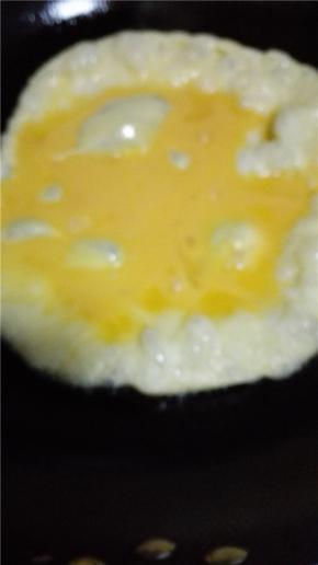 用锅内的底油炒西葫芦，炒至透明的程度放入鸡蛋一起翻炒均匀。