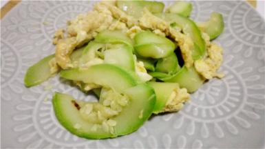 倒入适量的盐和鸡精翻炒均匀就可以了。