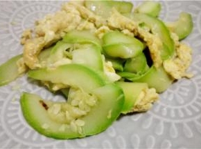 倒入适量的盐和鸡精翻炒均匀就可以了。