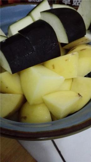 土豆和胡萝卜洗净，去皮切成块，茄子洗净切成块状