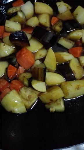 倒入生抽，盐和鸡精翻炒均匀，加入适量的开水，大火煮开之后转中火收汁